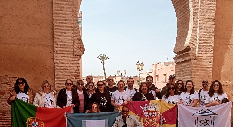Grupo con banderas