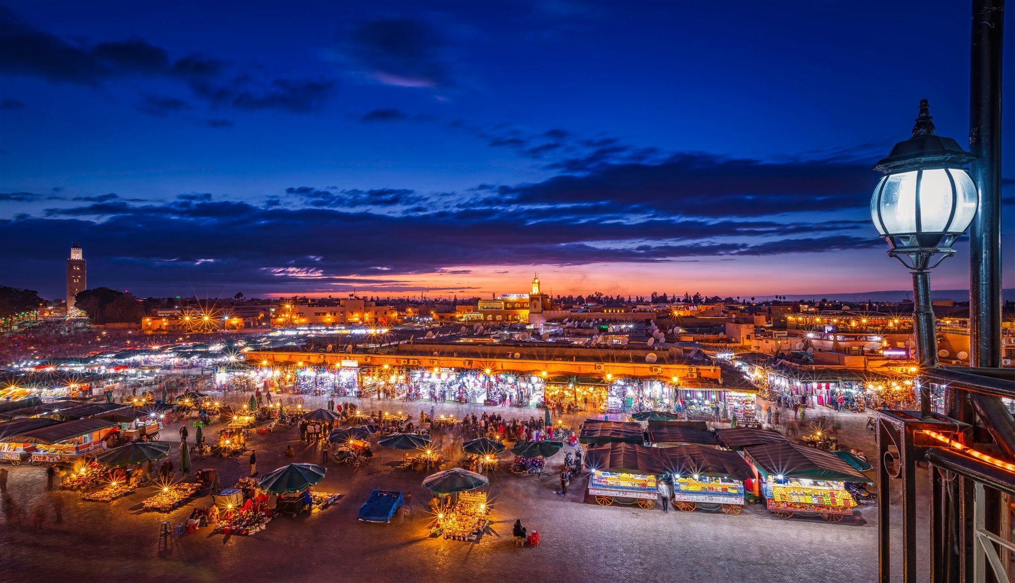 Vista nocturna panorámica de Plaza Jemaa el-Fna