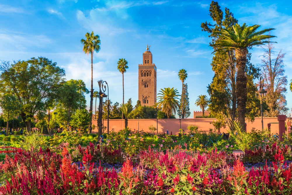 Mezquita Koutoubia con jardines coloridos